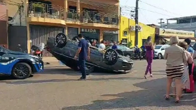 Carro capota em grave batida na frente do CPA, veja vídeo