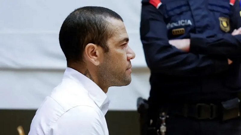 Daniel Alves é condenado a 4 anos e meio de prisão por agressão sexual